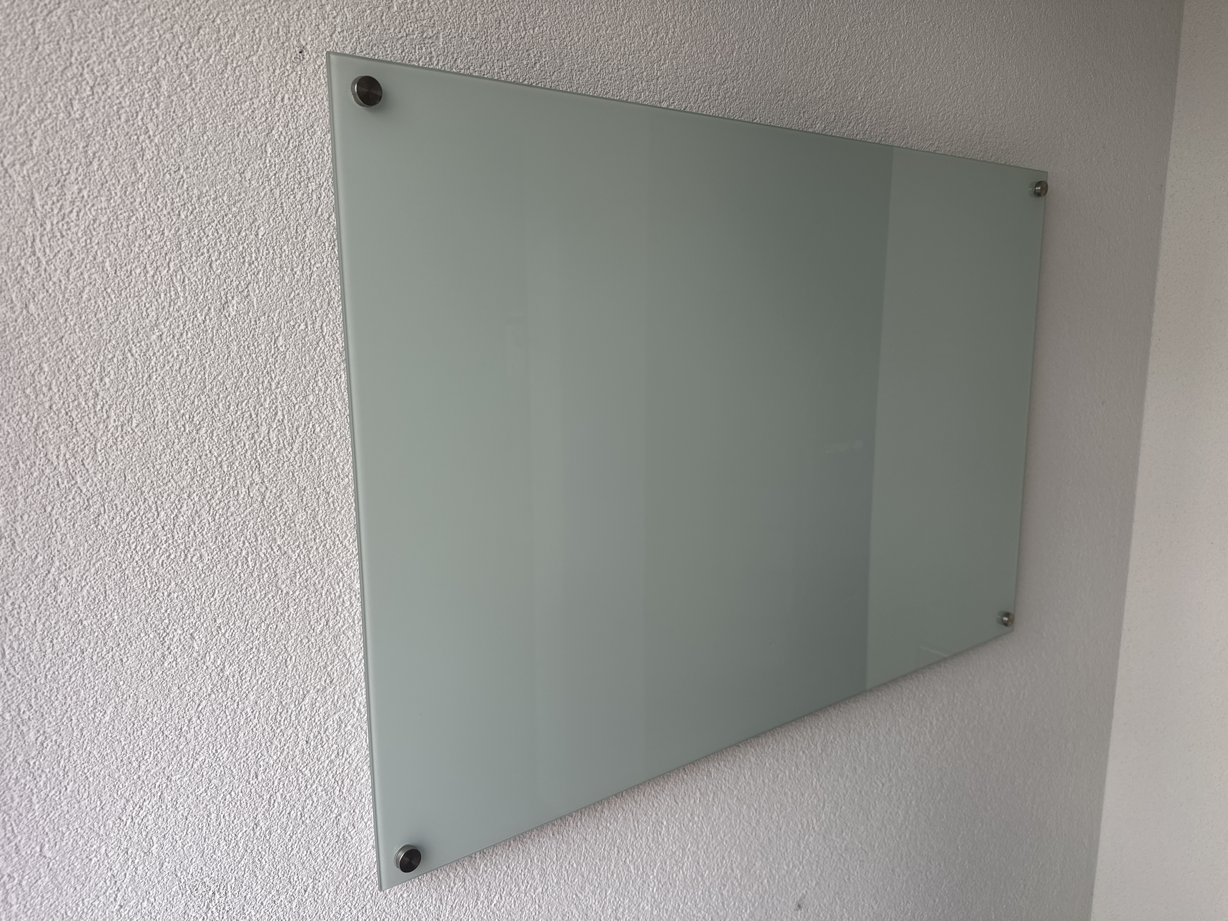 Gereinigte Glaswand im Rahmen des Hausmeisterservices